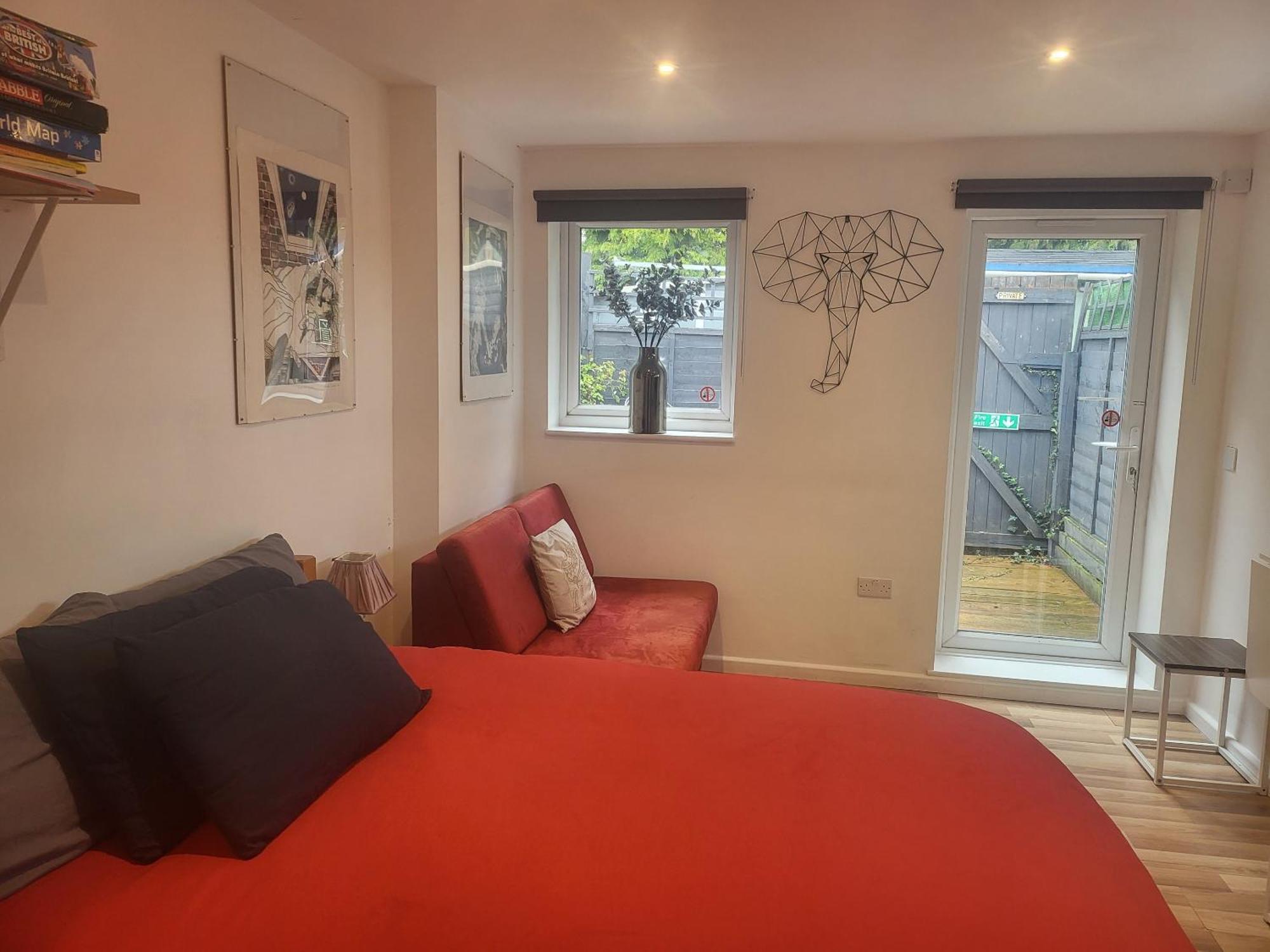 121 Studio - Central Studio Apartment, Terrace & Full Kitchen - Airport & Train Shuttle Bishop's Stortford Exteriér fotografie